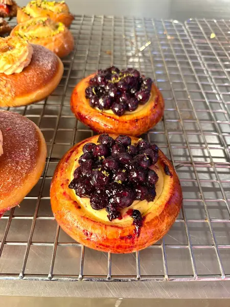 Kremalı kremalı Brioche ekmeği kiraz reçeli reçelli ve tel rafla süslenmiş.