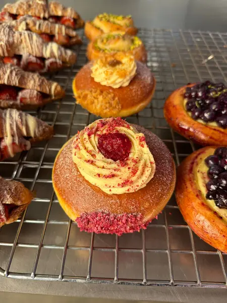 Krem şantili ve kirazlı Berlinli çörekler satılık.