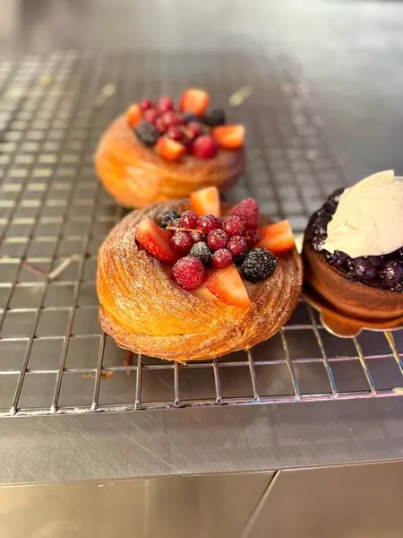 Pastanede meyveli yuvarlak kruvasan satılmaya hazır.