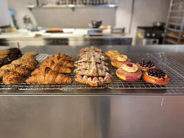 Çilekli kruvasan çeşitleri fırın mutfağında ve aşçıbaşı