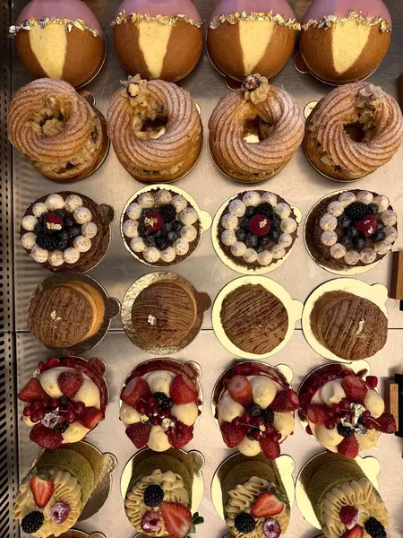 Pasta çeşitleri. Pastane tezgahında çok lezzetli pastalar var. Satılık üst görünüm