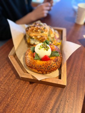 Danimarka Pastası Fırını mozzarella ürünleri. Pastanedeki tepside Danimarka hamur işleri ve kafe restoranında limon kreması servis ediliyor.