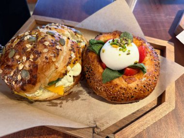 Kafede tepsiyle servis edilen Danimarka hamur işi ve peynirli sandviç. Yemek hazır.