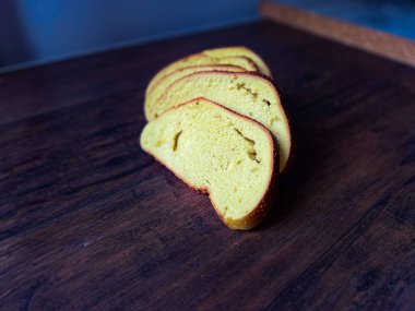 Zerdeçal el yapımı mayalı ekmek dilimleri. Yemek hazır.