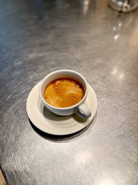 Kahve dükkanında servis edilen tahıllı hamur işiyle birlikte Americano kahvesi.