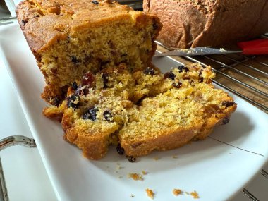 Brezilya usulü mısır unu, üzüm ve cevizden yapılmış mısır keki.