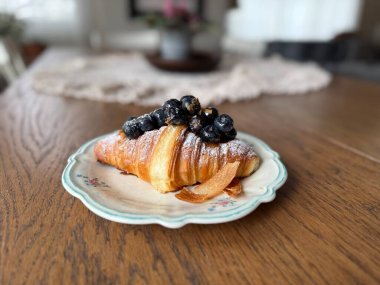 Krema ve şeker tozlu ev yapımı yabanmersini kruvasanı.