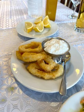 Rakı aperatifi. Balık lokantasında servis edilen tartar soslu kızarmış kalamar.