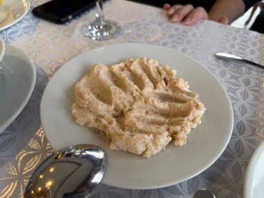 Raki aperatifi Taramosalata Yunan ezmesi (ezme), limonla servis edilen balık, karides ve havyardan yapılır. Balık Yumurta Ezmesi Tarama balık restoranı servis etti.