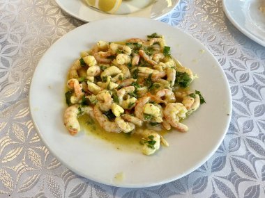 Rakı aperatifi soteli karides ve sarımsak restoranda servis ediliyor.