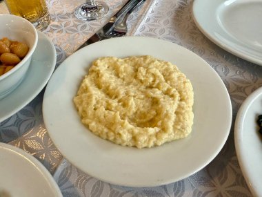 Raki aperatifi Türk usulü fırında patlıcan salatası restoranda servis ediliyor. Geleneksel yemek.