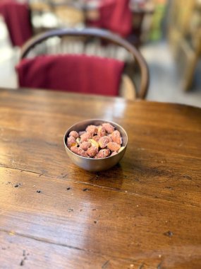 Bar abur cuburları tuzlu fıstıklar ve gün ışığında ahşap masada bira.