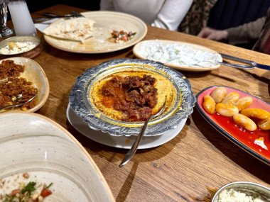 Nohut, zeytinyağı, limon ve pide ekmekli nefis humus. Kebap restoranında servis edilen vejetaryen yemek konsepti.