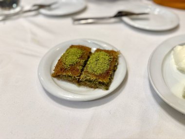 Kadayif Türk usulü pudra fıstıklı geleneksel tatlı restoranda servis ediliyor.
