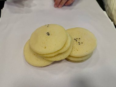 Geleneksel Türk Tatlısı Çiğ Hamur Tas Kadayif yerel pazarda