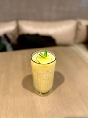 Yaz mevsiminde taze dondurulmuş meyve suyu restoranda servis edilir.