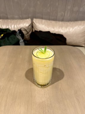 Yaz mevsiminde taze dondurulmuş meyve suyu restoranda servis edilir.