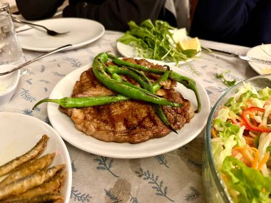 Entrecote ya da et yerel Türk restoranında servis edilir. Yemek hazır.