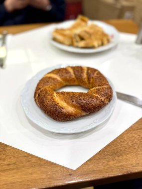 Yerel restoranda geleneksel çay ile Türk simidi simit servisi 