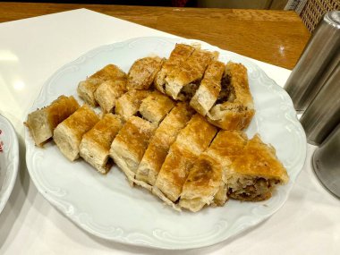 Türk usulü doldurulmuş filo hamuru borek Kol Boregi servis ediyordu. Lokantada servis edildi.