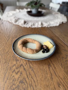 Diyet için peynirli ve zeytinli buğday kepekli Türk simidi ve ahşap masada kahvaltı.