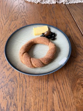 Diyet için peynirli ve zeytinli buğday kepekli Türk simidi ve ahşap masada kahvaltı.