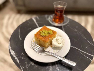 Ramazan tatlısı revani ve yerel evdeki geleneksel Türk çayı yemek için hazır.