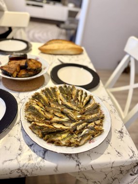 Ev yapımı kızarmış uskumru balığı istavrit ya da hamsi hamsi tava