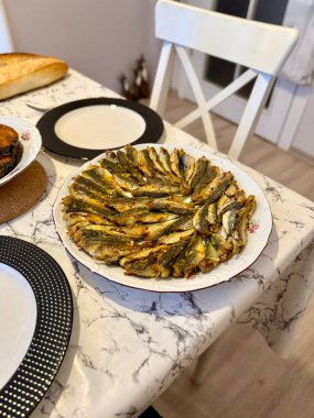 Ev yapımı kızarmış uskumru balığı istavrit ya da hamsi hamsi tava