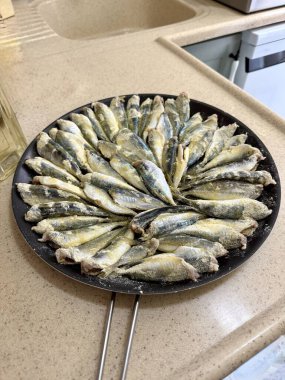 Ev yapımı kızarmış uskumru balığı istavrit ya da hamsi hamsi tava