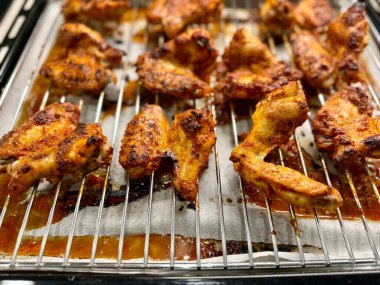 Ev yapımı, tel askıda soslu tavuk kanatları.