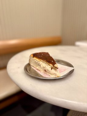 Bir parça Bask peynirli kek ya da restoran masasında servis edilen San Sebastian peynirli keki.