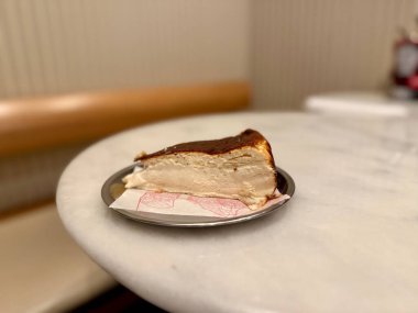 Bir parça Bask peynirli kek ya da restoran masasında servis edilen San Sebastian peynirli keki.