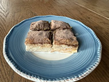 Geleneksel Türk tatlıları tabakta soğuk baklava. Geleneksel Soguk baklavası ahşap masada..