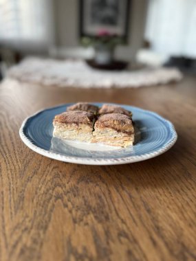 Geleneksel Türk tatlıları tabakta soğuk baklava. Geleneksel Soguk baklavası ahşap masada..