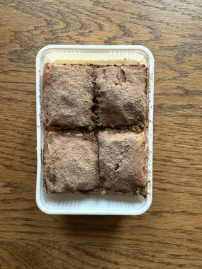 Geleneksel Türk tatlıları tabakta soğuk baklava. Geleneksel Soguk baklavası ahşap masada..