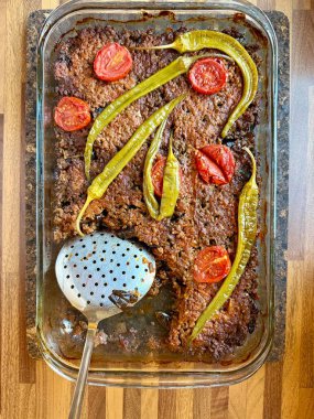  Masanın üzerinde Türk patlıcan musakkası (patlikan musakka).