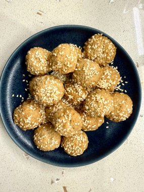 Kombe adında kurabiye kalıplarından yapılmış kurabiyeler. Antakya 'nın geleneksel yerel yemekleri. Tabakta servis edilir.