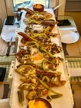 Geleneksel Türkçe fırında pide. Türk pizzası, Orta Doğu aperatifleri. Türk mutfağı. Restoranda servis edilen etli Pide.