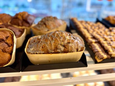 Fırın gösterisi için tam limonlu haşhaşlı kek.