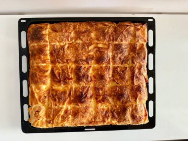 Yunan mutfağı ıspanaklı turta veya ıspanaklı turta. Türkçe adı Borek veya ispanakli tart