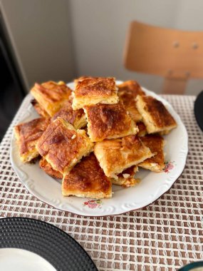 Yunan mutfağı ıspanaklı turta veya ıspanaklı turta. Türkçe adı Borek veya ispanakli tart