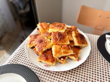 Yunan mutfağı ıspanaklı turta veya ıspanaklı turta. Türkçe adı Borek veya ispanakli tart