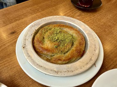 Türk geleneksel yuvarlak tatlı burma kadayif baklava ve çay