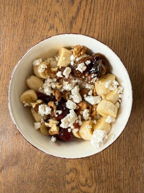 Kahvaltı için Türk Süzme peynir kasesi veya muz, ceviz ve reçelli peynir de deniyor.