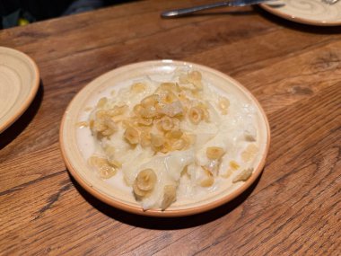 Türk Geleneksel Ramazan Tatlısı Gullac, ahşap masadaki yerel kebap restoranında servis edildi