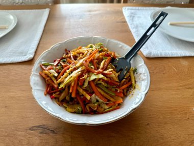 Çin usulü taze sebze salatası ve organik yemek çubukları.