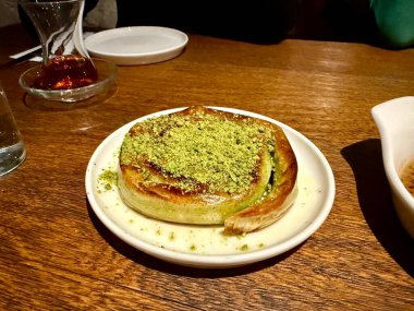 Tabakta Pistachio Kadayif. Fıstık tozlu Türk Tatlısı Kadayif. Yerel adı Burma Kadayif, kebap restoranında. 