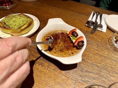 Lokantada servis edilen böğürtlenli ve muzlu nefis creme brulee. 