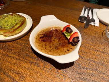 Lokantada servis edilen böğürtlenli ve muzlu nefis creme brulee. 